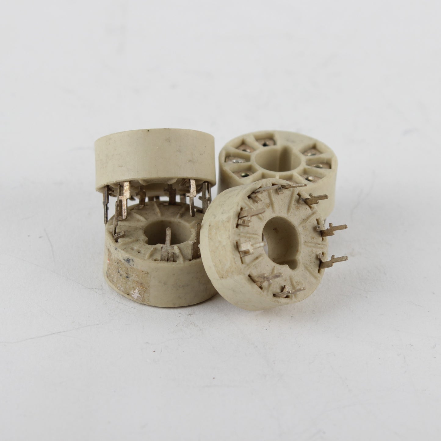 Magnoval ceramic tube sockets, PCB mount PL519, PL509, EL519, 6D22 by Phillips